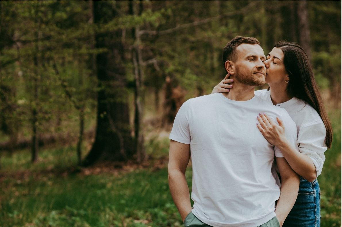 Fotografia ślubna Kamienna Góra – sesja narzeczeńska w plenerze Para narzeczonych podczas sesji plenerowej w Kamiennej Górze – fotografia ślubna