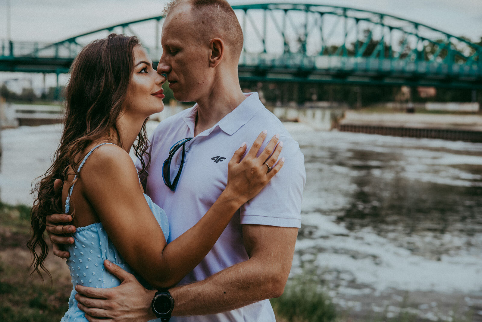 Sesja narzeczeńska Opole – nad Odrą, z mostem w tle Romantyczna sesja narzeczeńska w Opolu nad Odrą, zakochana para przy moście, naturalne emocje i bliskość